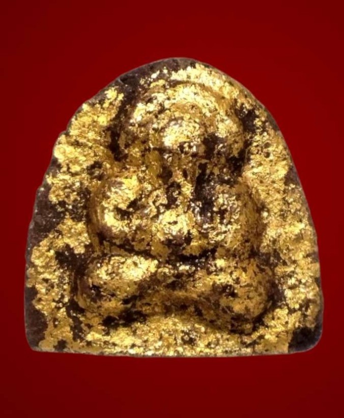 ชื่อพระ: พระปิดตา พิมพ์เล็ก หลังเรียบ  มวลสาร: เนื้อผงคลุกรัก ปิดทอง  ผู้สร้าง: หลวงพ่อปาน วัดเครือวัลย์ จังหวัดชลบุรี  ปีที่สร้าง: ประมาณปี พ.ศ. 2500 - 2515  ผู้ออกบัตร: บัตรรับรองพระแท้โดย พระปิดตาและพระเครื่องภาคตะวันออก a50