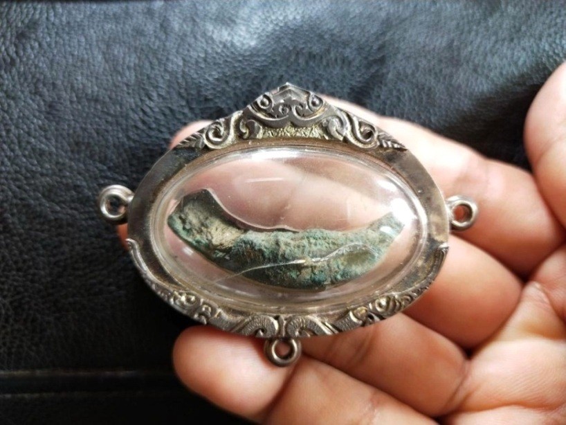 2500.-เครื่องรางโบราณ เก่า เนื้อโลหะ เลี่ยมเงิน 3 ห่วง