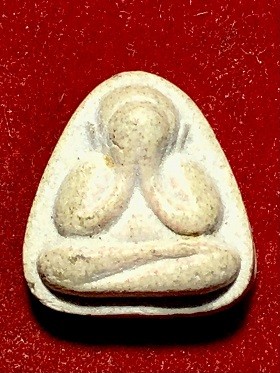 พระปิดตาเนื้อผงพิมพ์จิ๋วหลังยันต์ใบพัด  วัดละหารไร่  ๒๕๓๕