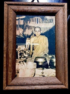 รูปถ่ายหลวงพ่อกวย วัดโฆสิตาราม จ.ชัยนาท  กรอบไม้สัด ขนาด 3x4 นิ้ว