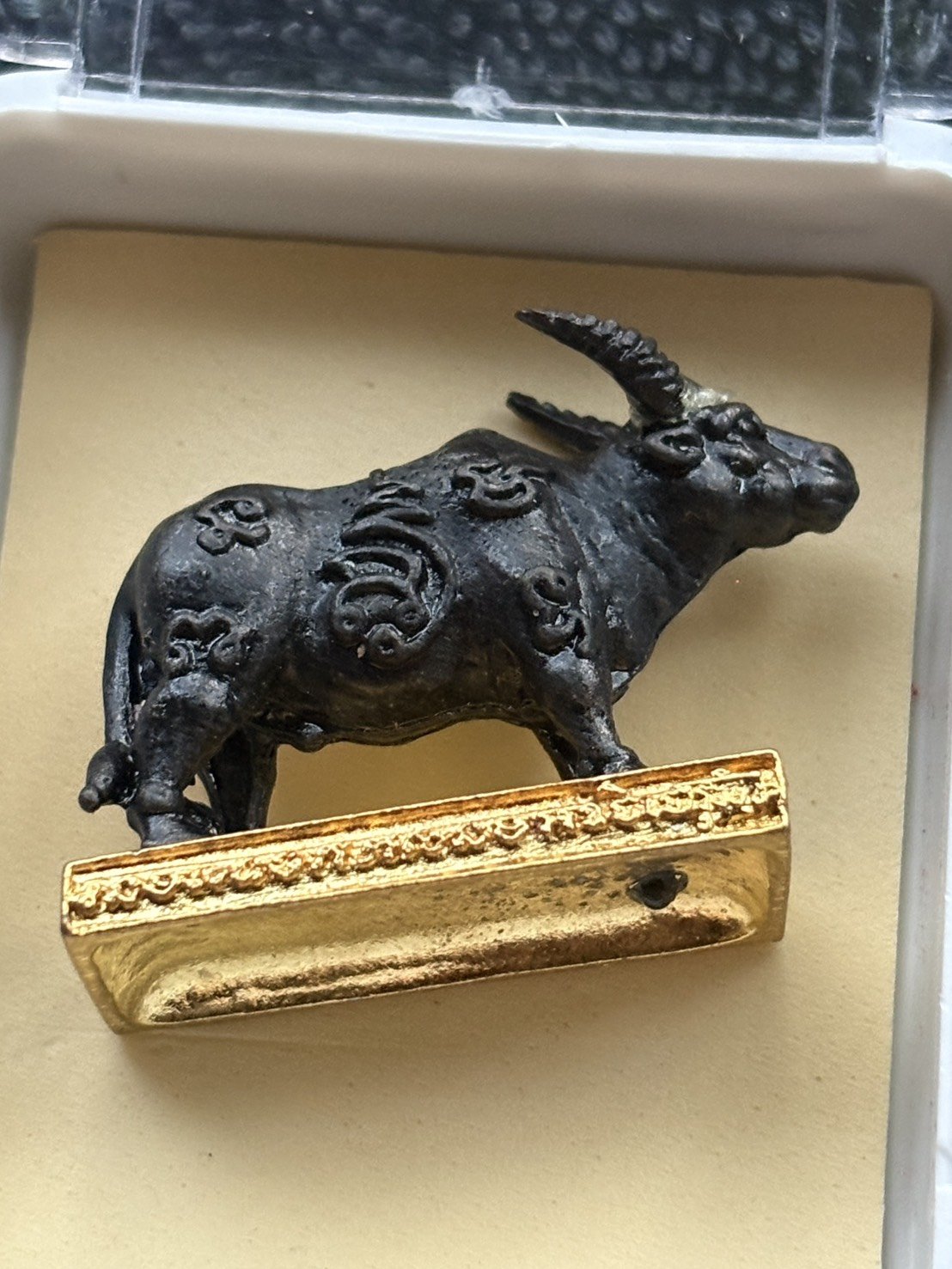 รูปหล่อวัวธนูจอมอาถรรพ์ พระอาจารย์ประสูติ วัดในเตา จังหวัดตรัง องค์ใหญ่เท่าเหรียญสิบ พร้อมกล่อง เดิม