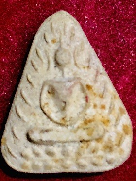 พระพุทธพิมพ์สามเหลี่ยมข้างรัศมีเนื้อผง  ไม่ทราบที่