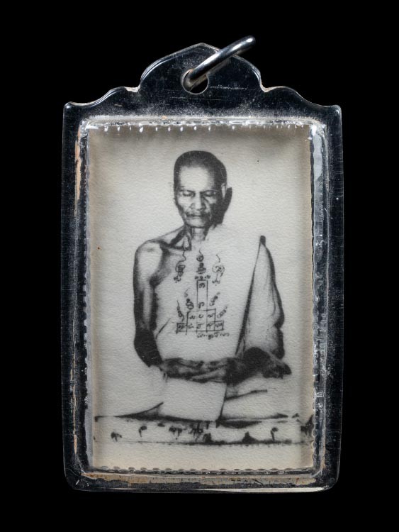 1000.-รูปถ่ายขาวดำขนาดห้อยคอ หลวงพ่อพรหม วัดช่องแค พร้อมเลี่ยม