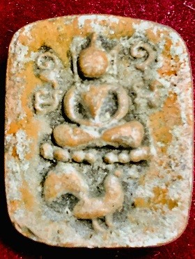 พระพุทธทรงไก่หางพวง เนื้อดิน