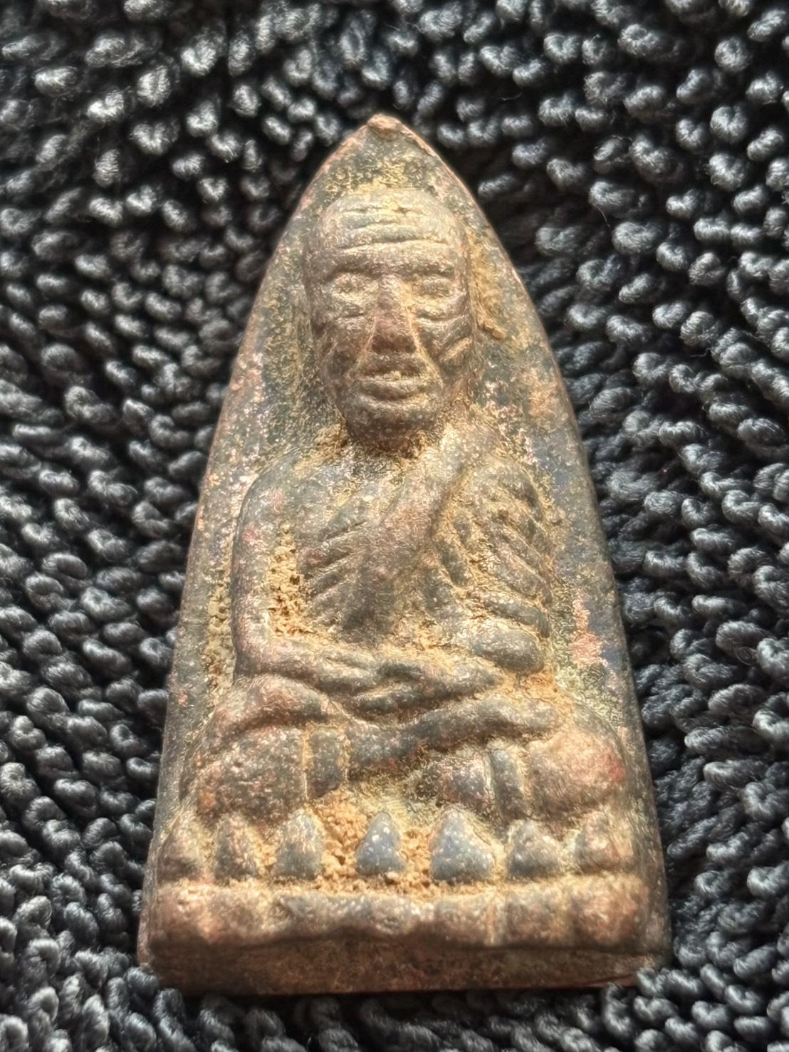 หลวงปู่ทวดหลังเตารีด พิมพ์ใหญ่ เทดินไทย รุ่นแรก เนื้อนวะโลหะ หลวงพ่อรวย วัดตะโก รุ่นรวยนิรันตราย ปี 56 หมายเลข 7910 พร้อมกล่องเดิม