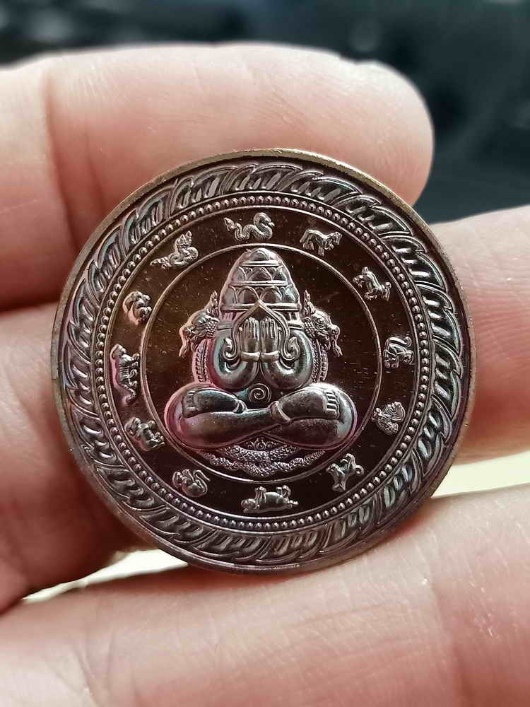 2-2005 วัดใจ 100 เหรียญปิดตาพังพระกาฬ เหนือดวง ศาลหลักเมือง นครศรีธรรมราช 2568 ทองแดงผิวรุ้ง หมายเลข 50 กล่องเดิม