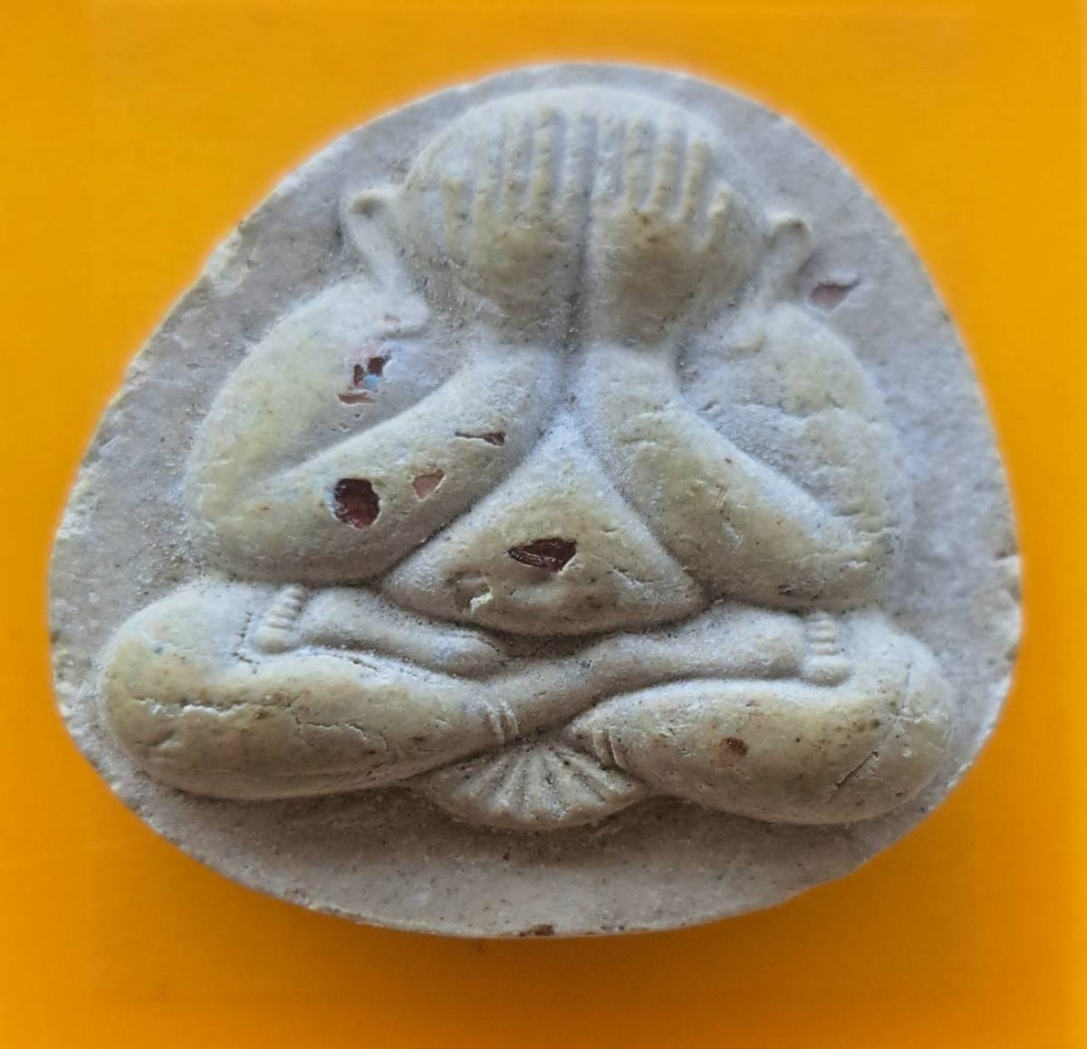 พระปิดตาเนื้อผง ของหลวงพ่อคูณ ปริสุทโธ รุ่น กูให้ลาภ จ.นครราชสีมา