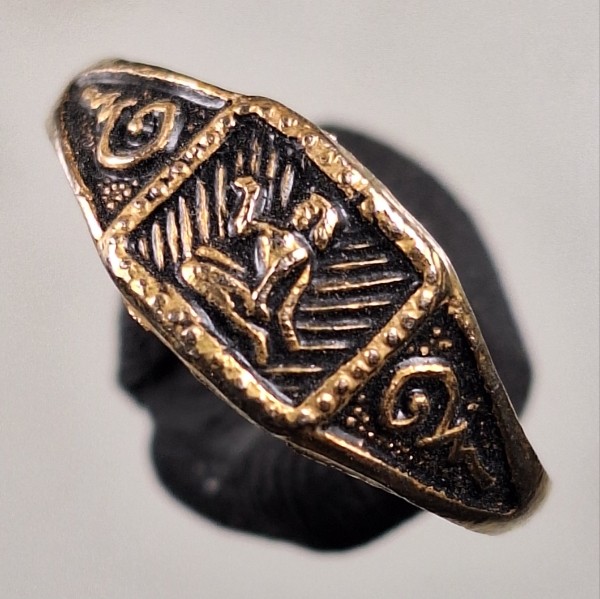 เคาะเดียว...แหวนรูปแม่นางกวักลงยา ยันต์อุด้านข้างซ้ายขวา เนื้อกะไหล่ทอง