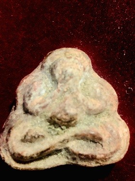 พระปิดตา เนื้อดินผงว่าน  ไม่ทราบที่