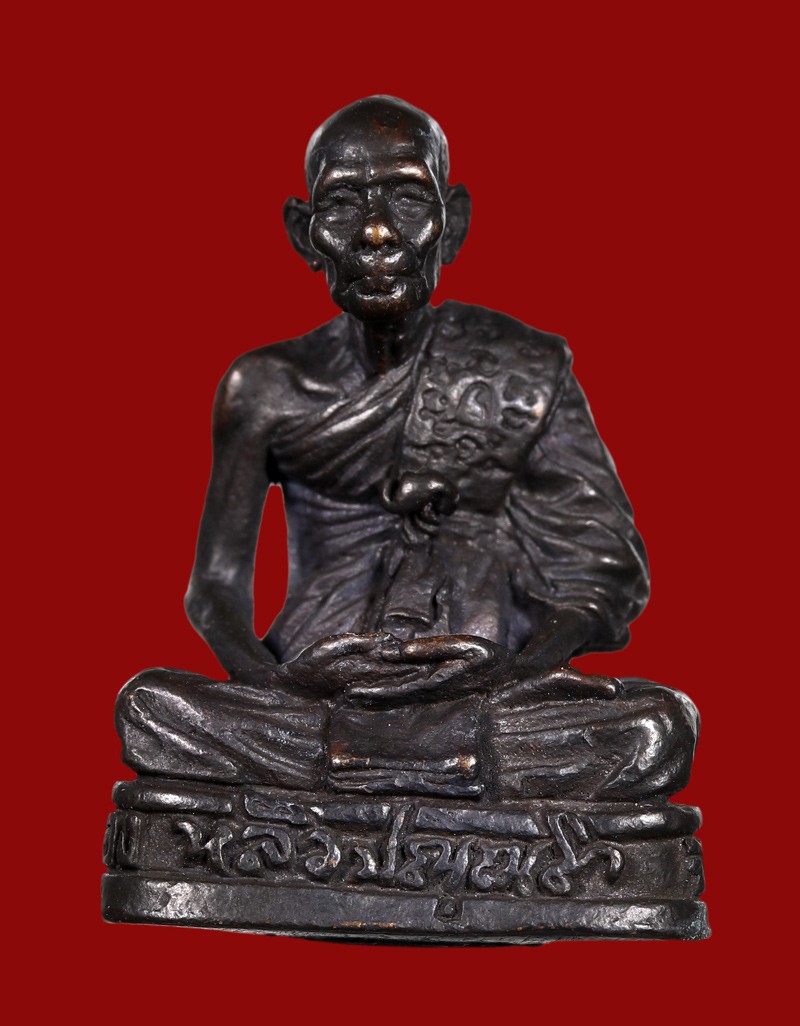 รูปหล่อเหมือนอุดกริ่ง หลวงปู่หลิว วัดไร่แตงทอง จ.นครปฐม ปี 2539 รุ่นกองทัพบกสร้าง เนื้อทองแดงรมดำ ก้นด้านล่างปิดด้วยแผ่นยันต์ทองแดงพญาเต่าเรือน