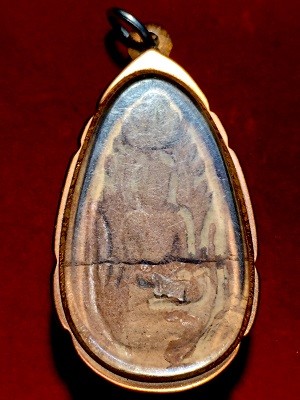 พระขุนแผนไข่ผ่าซีกเนื้อดินพิมพ์ใหญ่ ในกรอบเลี่ยมพลาสติก  ไม่ทราบที่