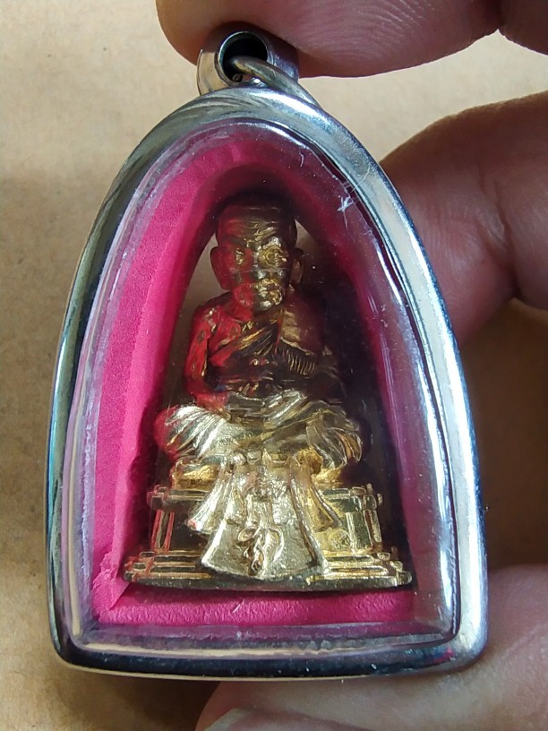 300.-รูปเหมือนหลวงปู่ทวด พระนามาภิไธยย่อสก. เนื้อกะไหล่ทอง พร้อมกรอบแสตนเลส