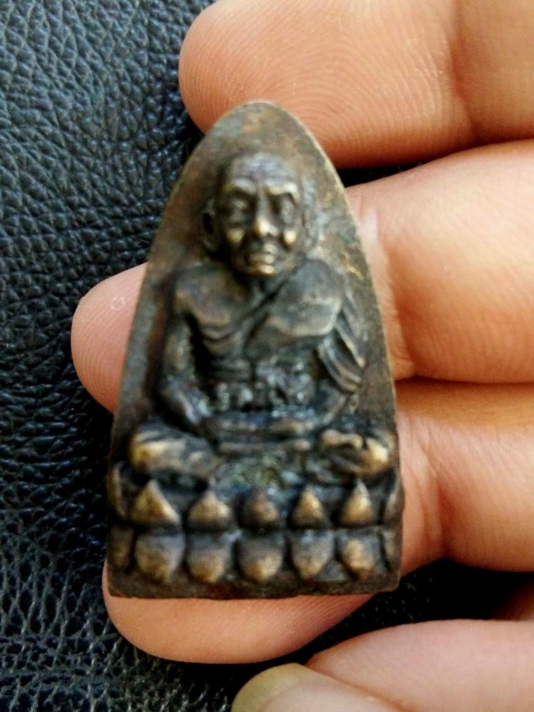 70.-หล่อเตารีด หลวงปู่ทวด หลังสถูปเจดีย์ เนื้อโลหะ