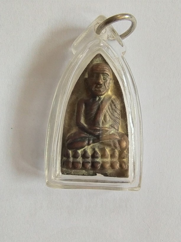 70.-หล่อเตารีด หลวงปู่ทวด เนื้อโลหะ พร้อมเลี่ยม