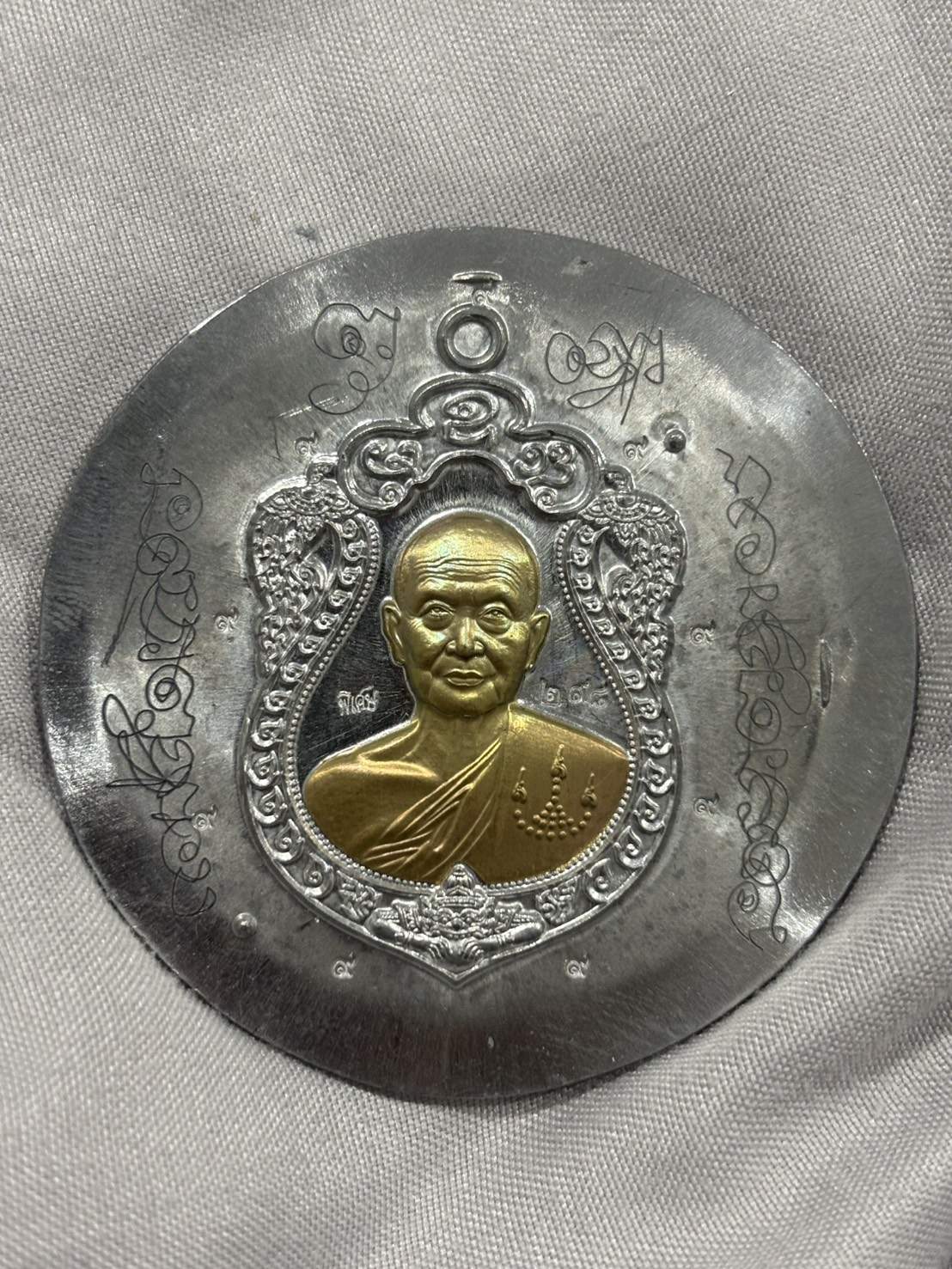 เหรียญเสมาพญาราหู รุ่นเหนือดวง หลวงปู่จื่อ วัดเขาตาเงาะ จ.ชัยภูมิ ตะกั่วไม่ตัดปีก หน้ากากชุบทอง ปี 63 นำฤกษ์ รอยจาร ตอก๙รอบ 298 พร้อมกล่องเดิม