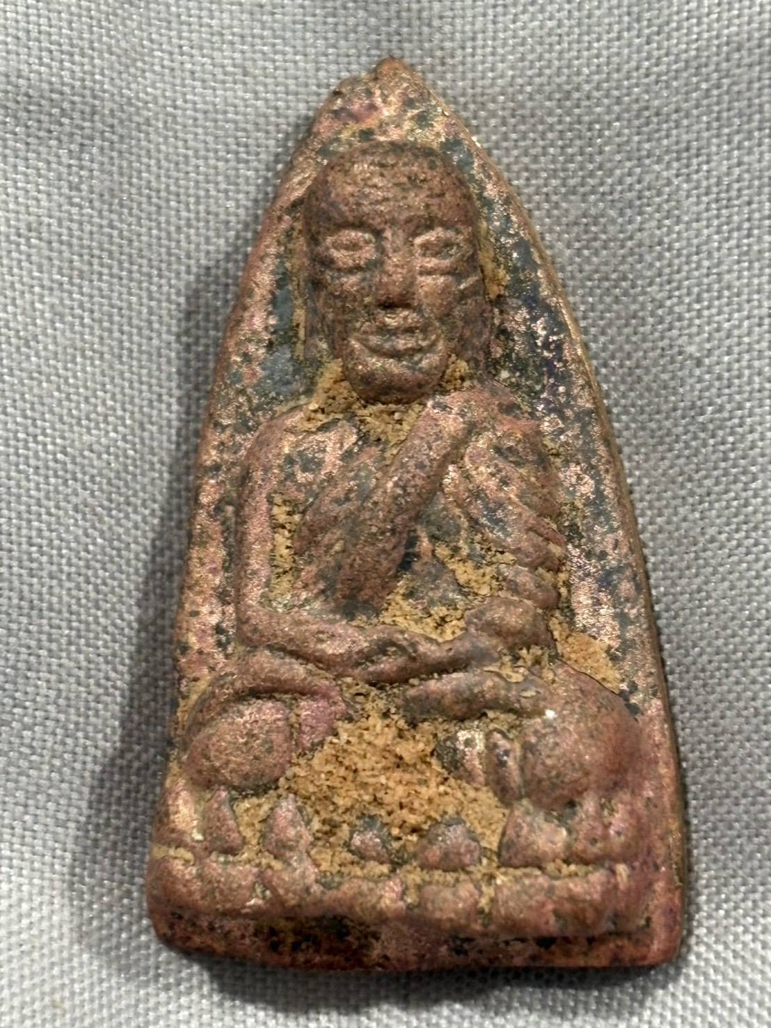 หลวงปู่ทวดหลังเตารีด พิมพ์ใหญ่ เทดินไทย รุ่นแรก เนื้อนวะโลหะ หลวงพ่อรวย วัดตะโก รุ่นรวยนิรันตราย ปี 56 หมายเลข  3240 พร้อมกล่องเดิม