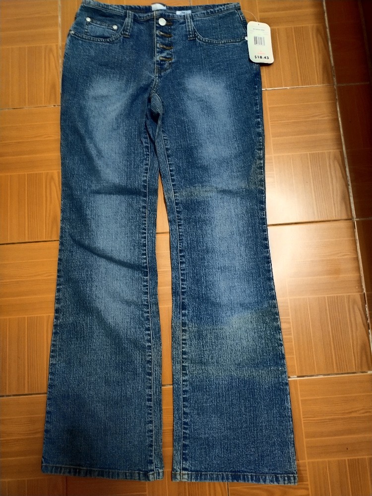 250.- กางเกงยีนส์ผู้หญิงมือ2 เอว29 นิ้ว made in cambodia