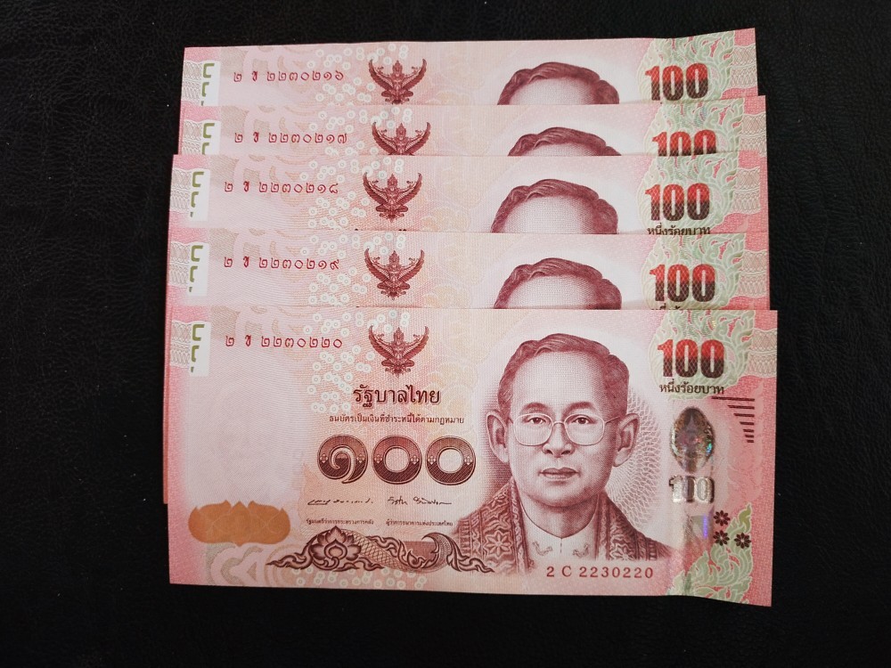 700.- ธนบัตร 100 บาทสมัยรัชกาลที่ 9 หลังสมเด็จพระเจ้าตากสิน แบบ 16 ออกใช้เมื่อพ.ศ 2555 ถึง 2558 จำนวน 5 ฉบับเรียงเลขสภาพunc ขุดที่ 2