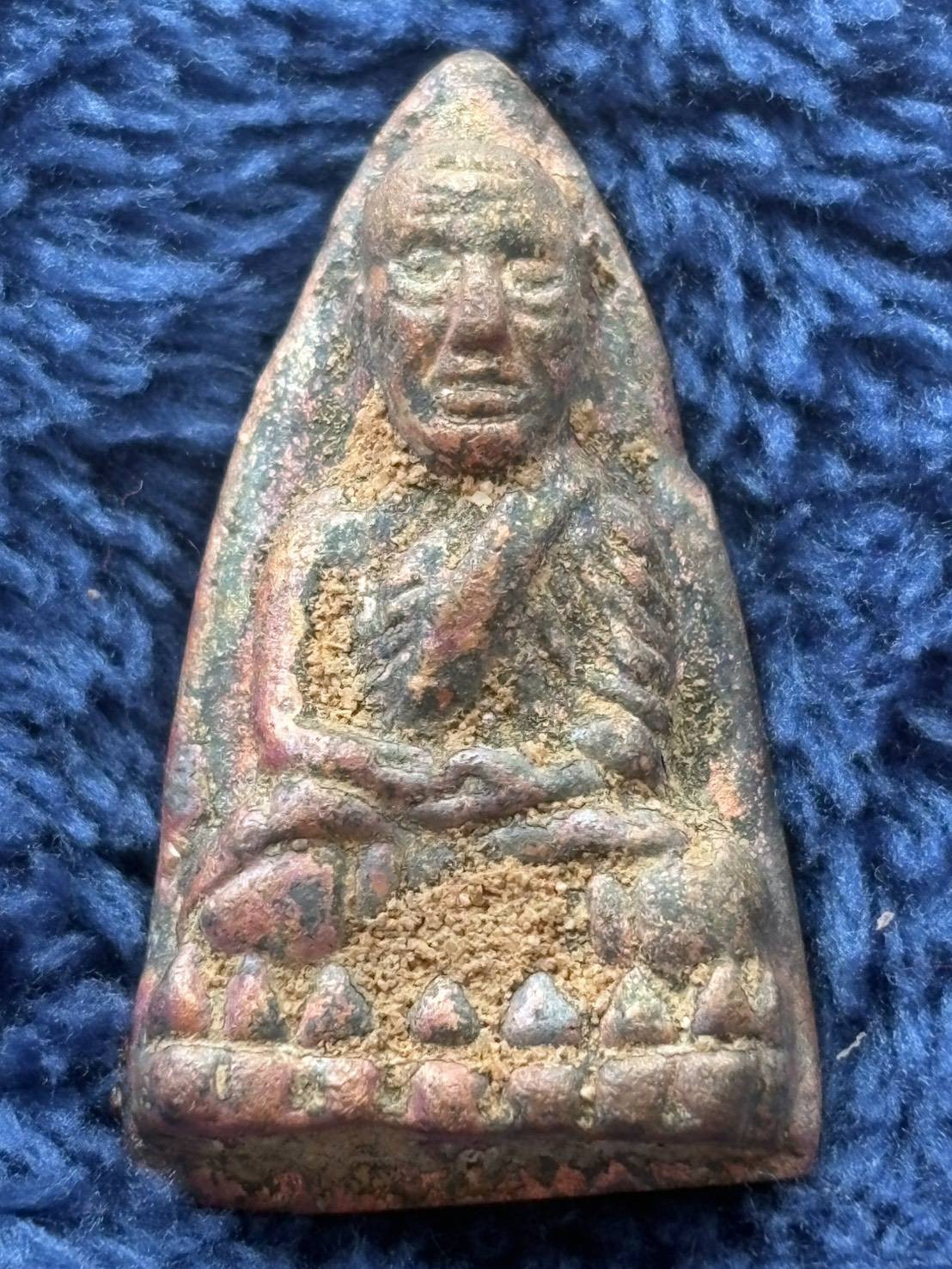 หลวงปู่ทวดหลังเตารีด พิมพ์ใหญ่ เทดินไทย รุ่นแรก เนื้อนวะโลหะ หลวงพ่อรวย วัดตะโก รุ่นรวยนิรันตราย ปี 56 หมายเลข 3716 พร้อมกล่องเดิม