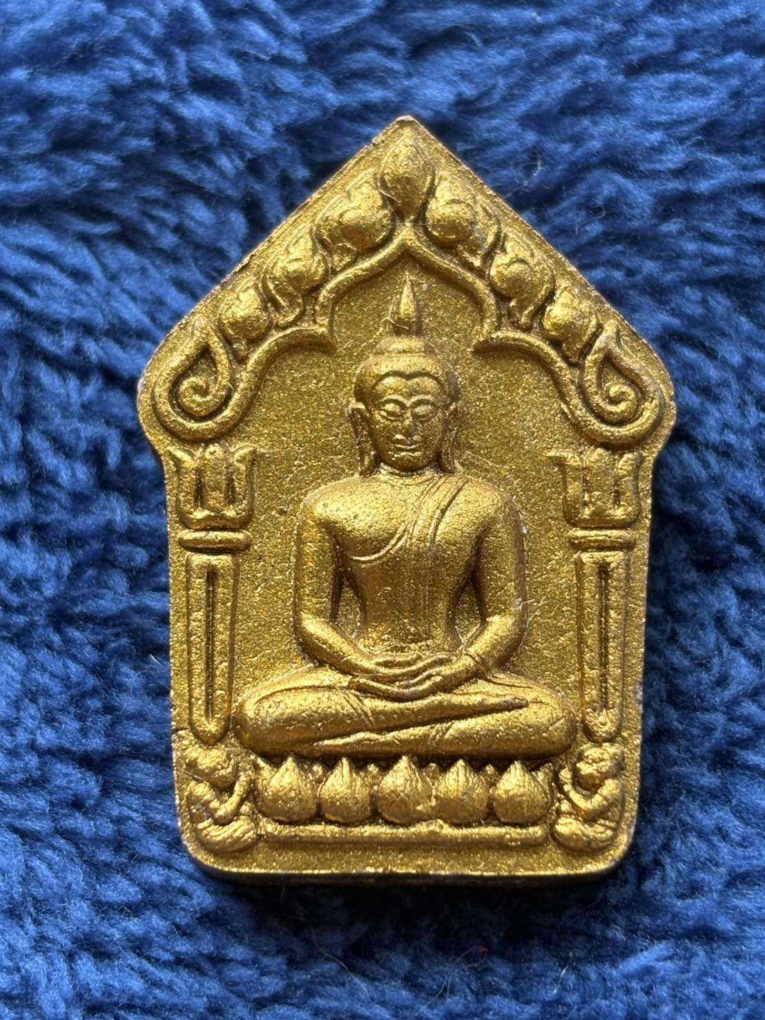 ขุนแผนมนต์จินดามณี พิมพ์ใหญ่ หลวงพ่อสิน วัดระหารใหญ่ ระยอง ศิษย์เอก หลวงปู่ทิม วัดละหารไร่ เนื้อผงพรายกุมาร-ว่านสบู่เลือด โรยพลอยเสก ทาบรอนซ์ทอง หมายเลข 937 พร้อมกล่องเดิม