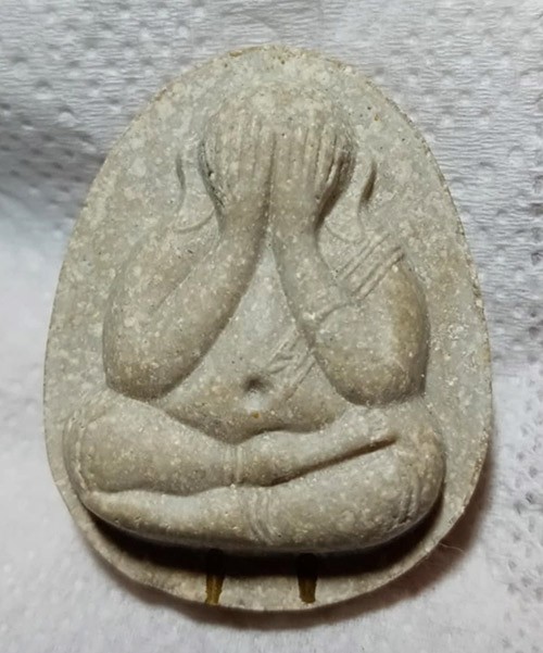 328..........พระปิดตาวัดประดู่ฉิมพลี รุ่นเพชรรุ่งโรจน์   พิมพ์จัมโบ้หลังยันต์นะ  ฝังตะกรุดเงิน 2 ดอก  ปี 2535 ผสมผงเก่าหลวงปู่โต๊ะ  สวยเดิม กล่องเดิม