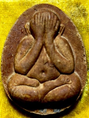 พระปิดตา ๓ ไตรมาส เนื้อผงเกสรพิมพ์ใหญ่ หลวงปุ่โต๊ะ วัดประดู่ฉิมพลี ปี2521  ในกล่องเดิม