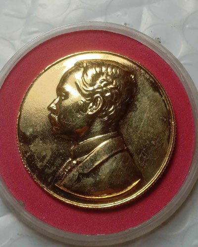 เริ่มต้นที่ 50 บาท เหรียญ สมเด็จพระจุลจอมเกล้าเจ้าอยู่หัว มหาจุฬาลงกรณ์ (รัชกาลที่ 5) เนื้อกะหลั่ยทอง ปี ๓๗ ตลับเดิม