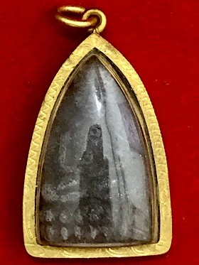 หลวงพ่อทวดหลังหนังสือเนื้อว่านพิมพ์ใหญ่ ในเลี่ยมกรอบทองไมครอน