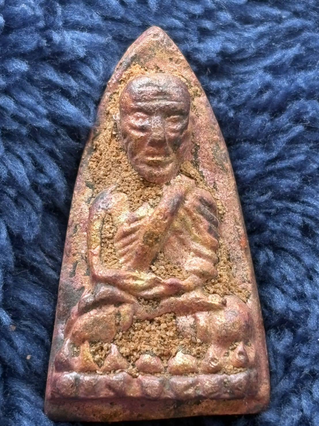 หลวงปู่ทวดหลังเตารีด พิมพ์ใหญ่ เทดินไทย รุ่นแรก เนื้อนวะโลหะ หลวงพ่อรวย วัดตะโก รุ่นรวยนิรันตราย ปี 56 หมายเลข 5567 พร้อมกล่องเดิม