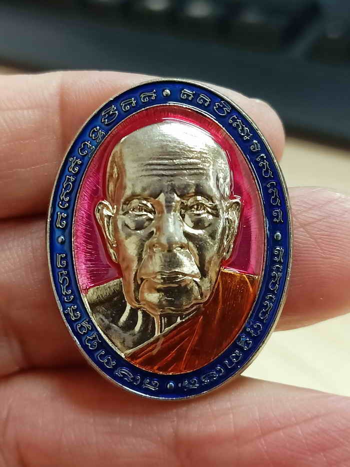 2-2019 วัดใจ 100 เหรียญหน้ายักษ์ มงคลเศรษฐีบารมี 9 รอบ หลวงปู่คีบ ธีรปัญโย วัดป่าสุทธาวาส จ.นครพนม 2567 อัลปาก้า ลงยาชมพู ขอบ จีวร หมายเลข 50 กล่องเดิม