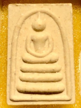 พระสมเด็จพิมพ์เล็ก หลวงพ่อแพ แซยิด๙๓ วัดพิกุลทอง จ.สิงห์บุรี ๑๒ เม.ย. ๓๙  ในกล่องเดิม