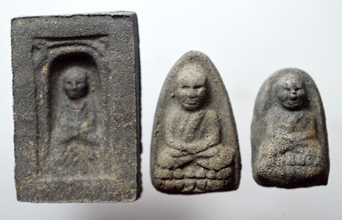 หลวงปู่ทวด อาจารย์ทิม พิมพ์ย้อนยุค รุ่น 100 ปี อาจารย์ทิม ปี 2555 พิธีบวงสรวงสถูปเจดีย์ วัดช้างไห้ และพุทธาภิเษก ศาลหลักเมือง ปัตตานี เนื้อว่านดินกากยายักษ์ 3 พิมพ์ หลังฝังหน้ากากนวะ อาจารย์ทิม