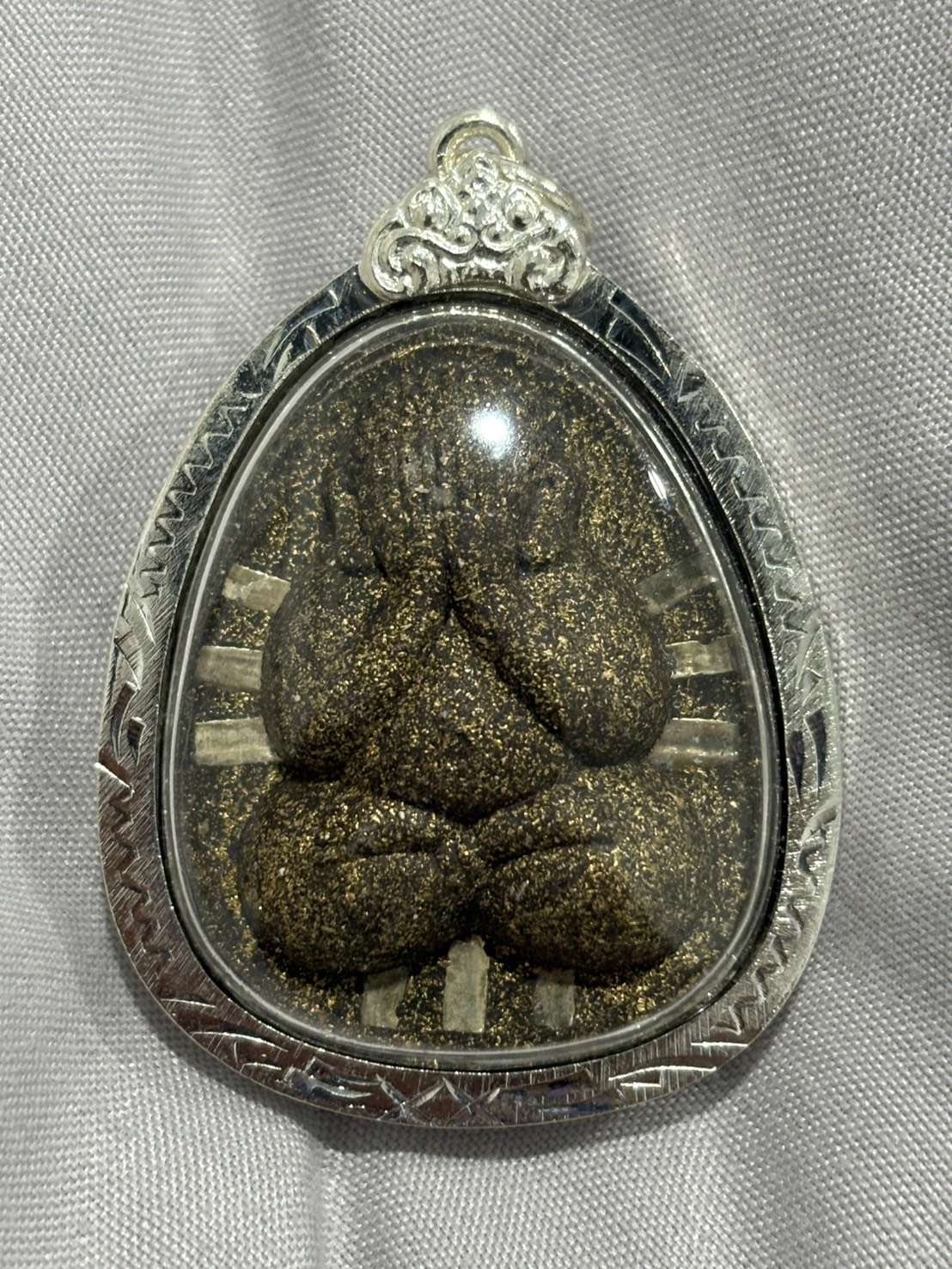 หลวงพ่อคูณ วัดบ้านไร่ ปิดตานวะมหามงคล แซยิด 76 ปี เนื้อผงใบลาน ตะกรุดเงิน 9 ดอก โรยผงตะไบพระกริ่ง ปี 2542 พร้อมเลี่ยมและกล่องเดิม