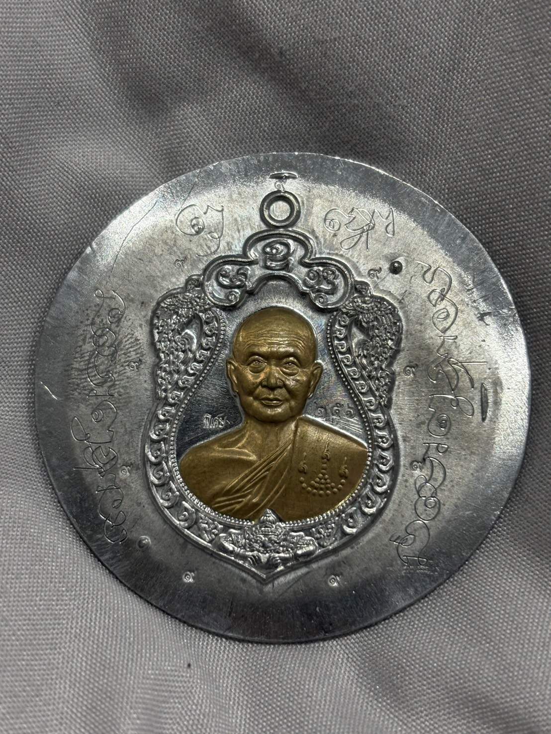 เหรียญเสมาพญาราหู รุ่นเหนือดวง หลวงปู่จื่อ วัดเขาตาเงาะ จ.ชัยภูมิ ตะกั่วไม่ตัดปีก หน้ากากชนวน ปี 63 นำฤกษ์ รอยจาร ตอก๙รอบ 256 พร้อมกล่องเดิม