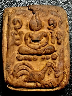 พระพุทธเนื้อดิน ทรงไก่หางสามเส้น