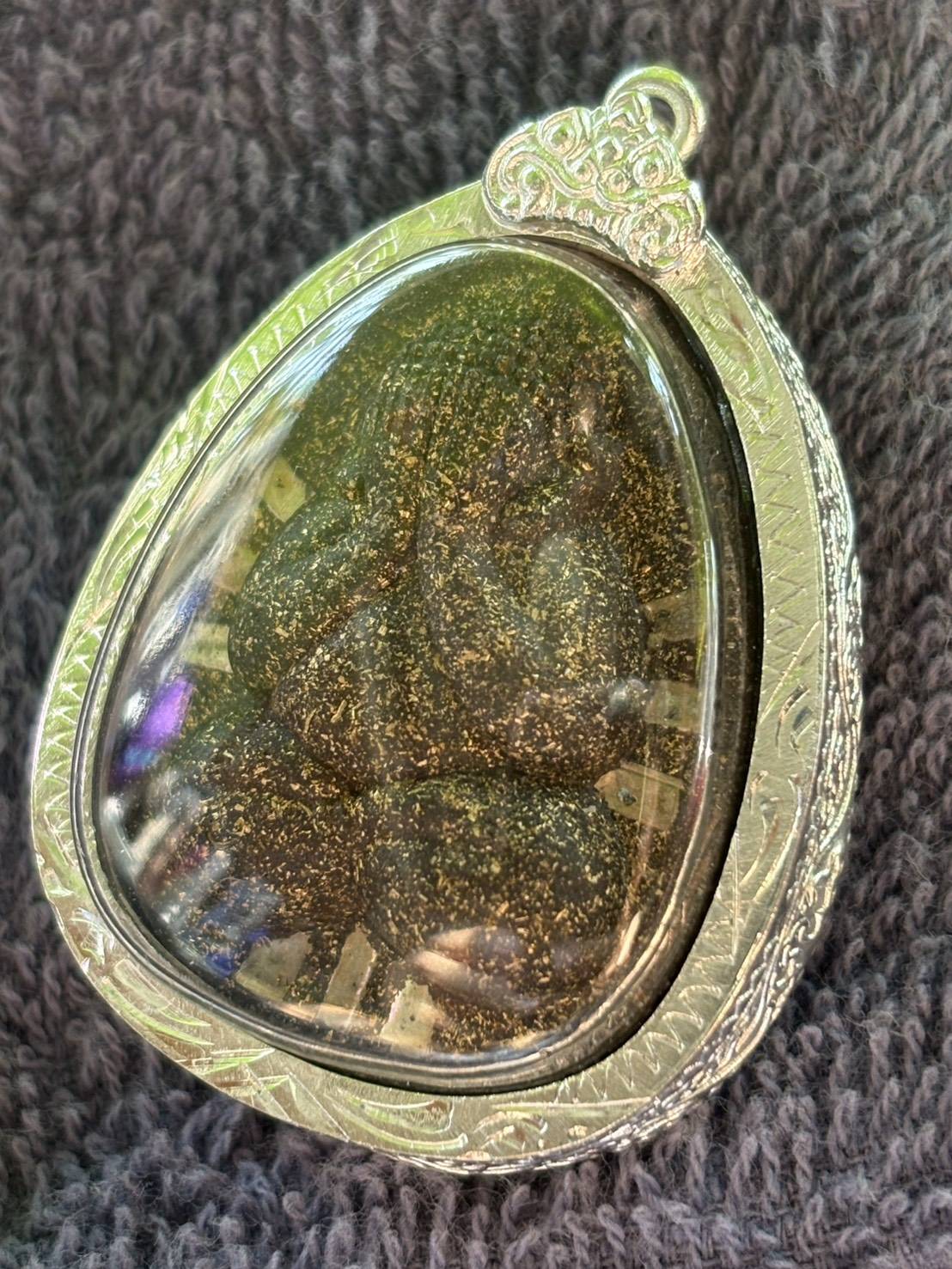 หลวงพ่อคูณ วัดบ้านไร่ ปิดตานวะมหามงคล แซยิด 76 ปี เนื้อผงใบลาน ตะกรุดเงิน 9 ดอก โรยผงตะไบพระกริ่ง ปี 2542 พร้อมเลี่ยมและกล่องเดิม  ถูกใจ 0