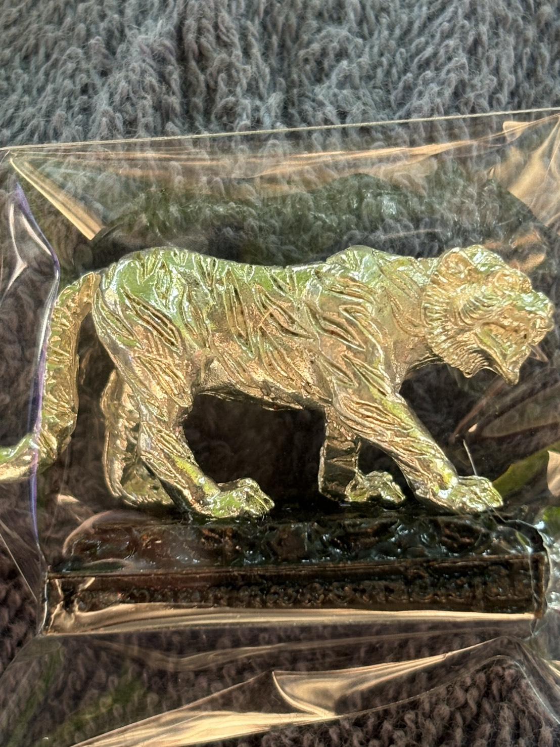 " หลวิชัยจ้าวพยัคฆ์ อุสุภราชคาวี " เสือมหาอำนาจ เนื้อโลหะ ตัวชุบเงิน พระอาจารย์ประสูติ ปิยธัมโม วัดในเตา จังหวัดตรัง หมายเลข 305 พร้อมกล่องเดิม