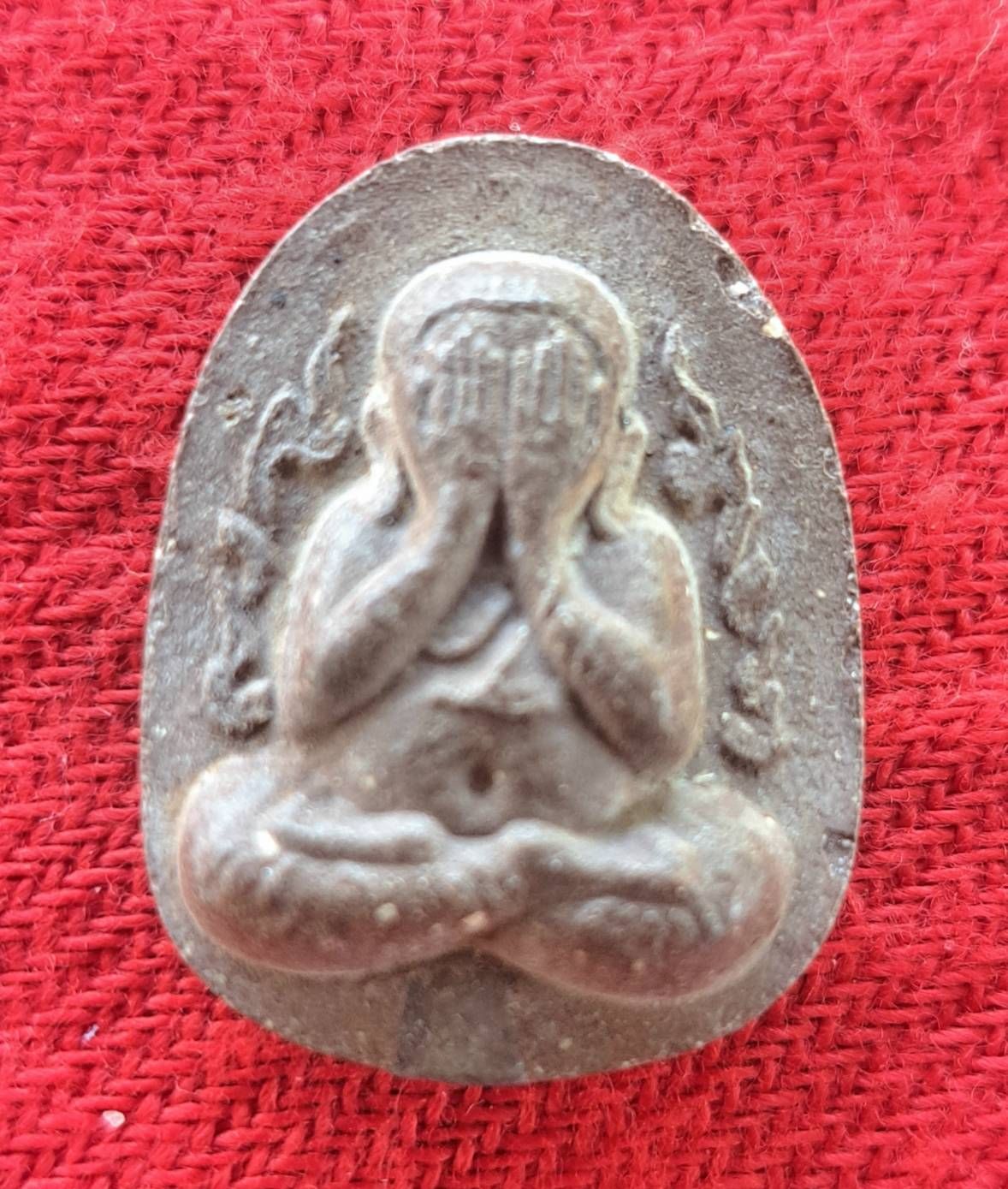 พระปิดตาเล็ก หลวงปู่โต๊ะ วัดประดุ่ฉิมพลี ฝังตะกรุด ๑ ดอก ลายกนกข้าง