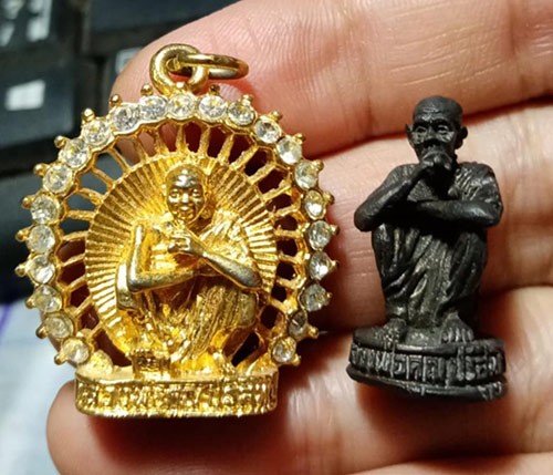 229.............เหรียญหลวงพ่อคูณ รุ่นคูณทรัพย์แสนล้าน พลอยล้อมองค์ ปี 2536   + รูปเหมือน รุ่นรับเสด็จ  ปี 2536  พร้อมกล่องเดิม