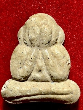 พระปิดตาหลังแบบ เนื้อผง  ไม่ทราบที่