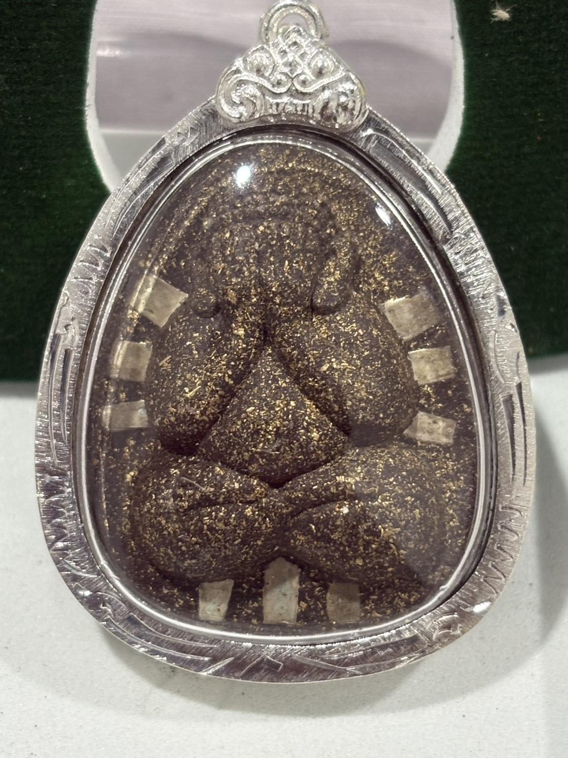 หลวงพ่อคูณ วัดบ้านไร่ ปิดตานวะมหามงคล แซยิด 76 ปี เนื้อผงใบลาน ตะกรุดเงิน 9 ดอก โรยผงตะไบพระกริ่ง ปี 2542 พร้อมเลี่ยมและกล่องเดิม