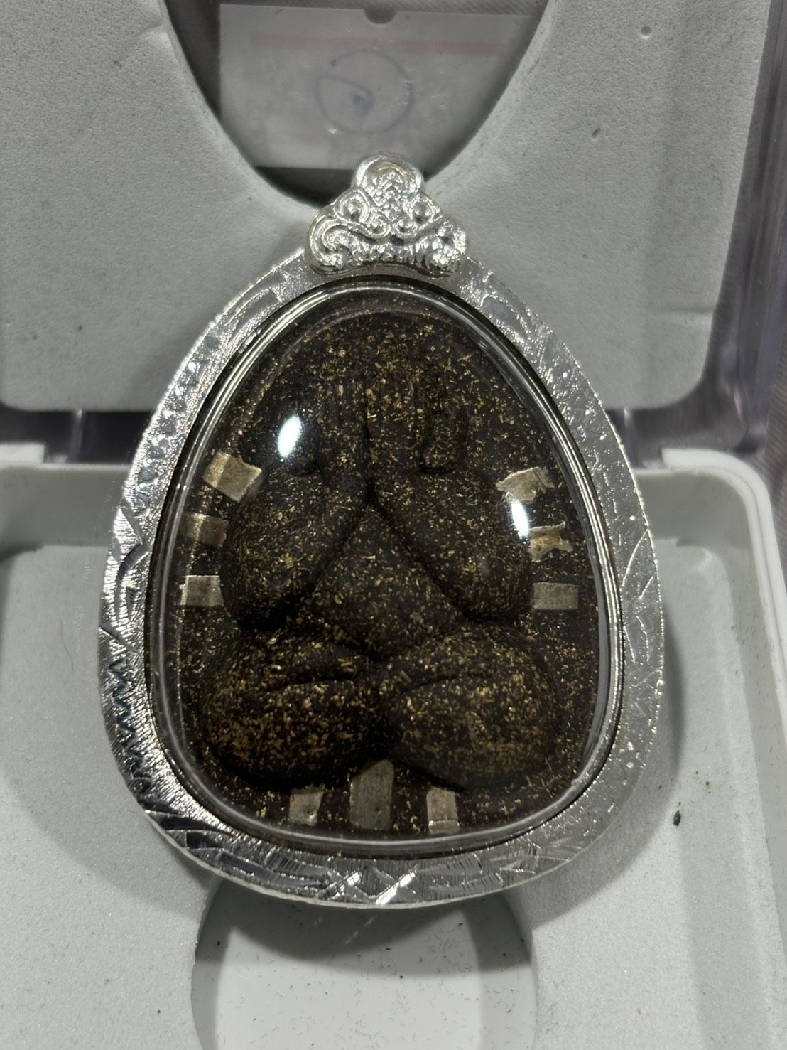 หลวงพ่อคูณ วัดบ้านไร่ ปิดตานวะมหามงคล แซยิด 76 ปี เนื้อผงใบลาน ตะกรุดเงิน 9 ดอก โรยผงตะไบพระกริ่ง ปี 2542 พร้อมเลี่ยมและกล่องเดิม