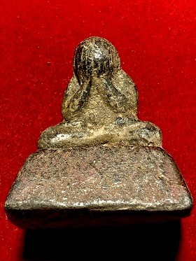 พระปิดตาฐานสูงพิมพ์ใหญ่ เนื้อดินผงว่าน  ไม่ทราบที่