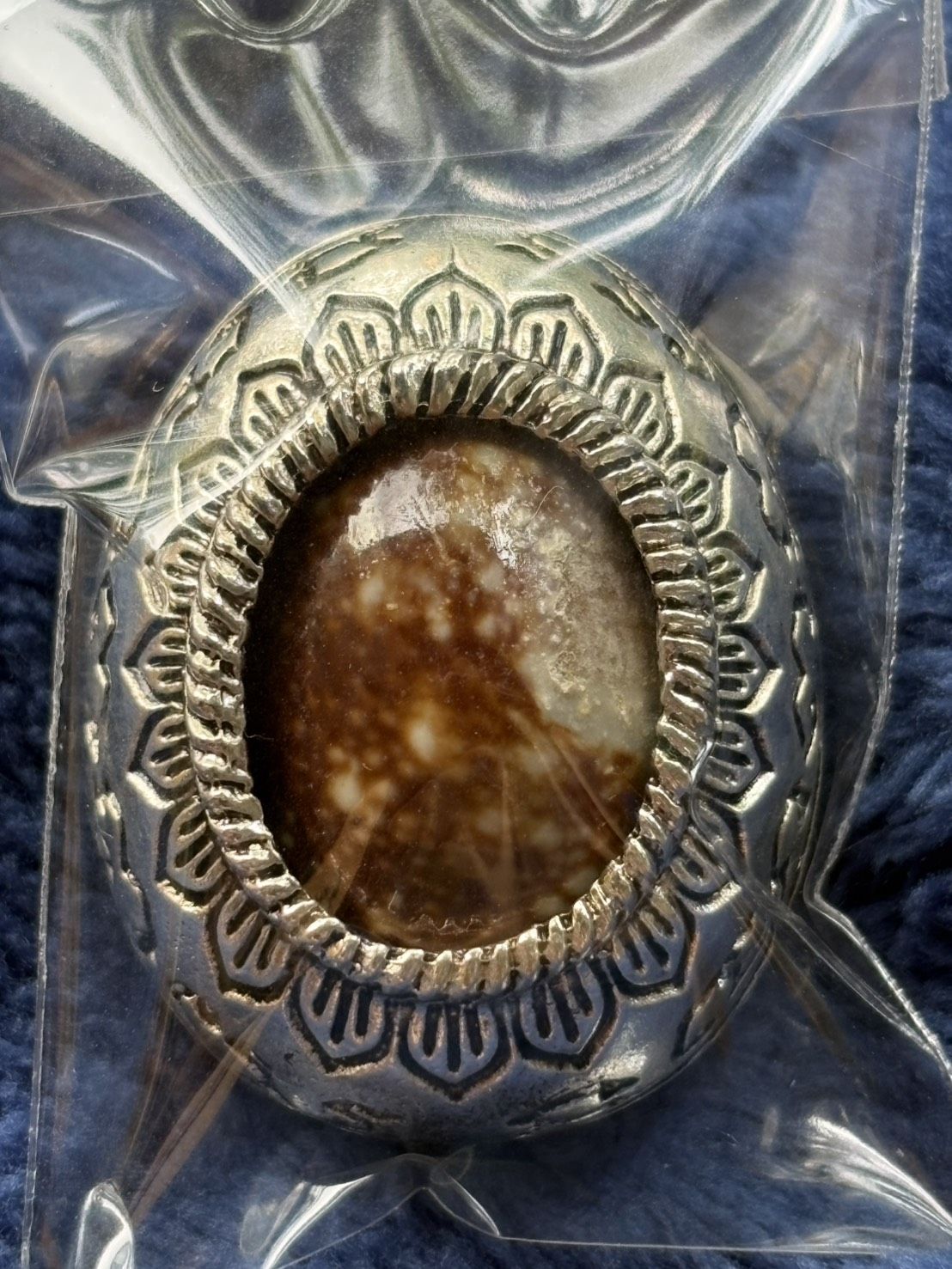 เบี้ยแก้(วัดสร้าง) รุ่นปาฎิหาริย์ พลิกชีวิต 999 หลวงปู่ศิลา วัดโพธิ์ศรีสะอาด กาฬสินธุ์ หมายเลข 1799  พร้อมกล่องเดิม