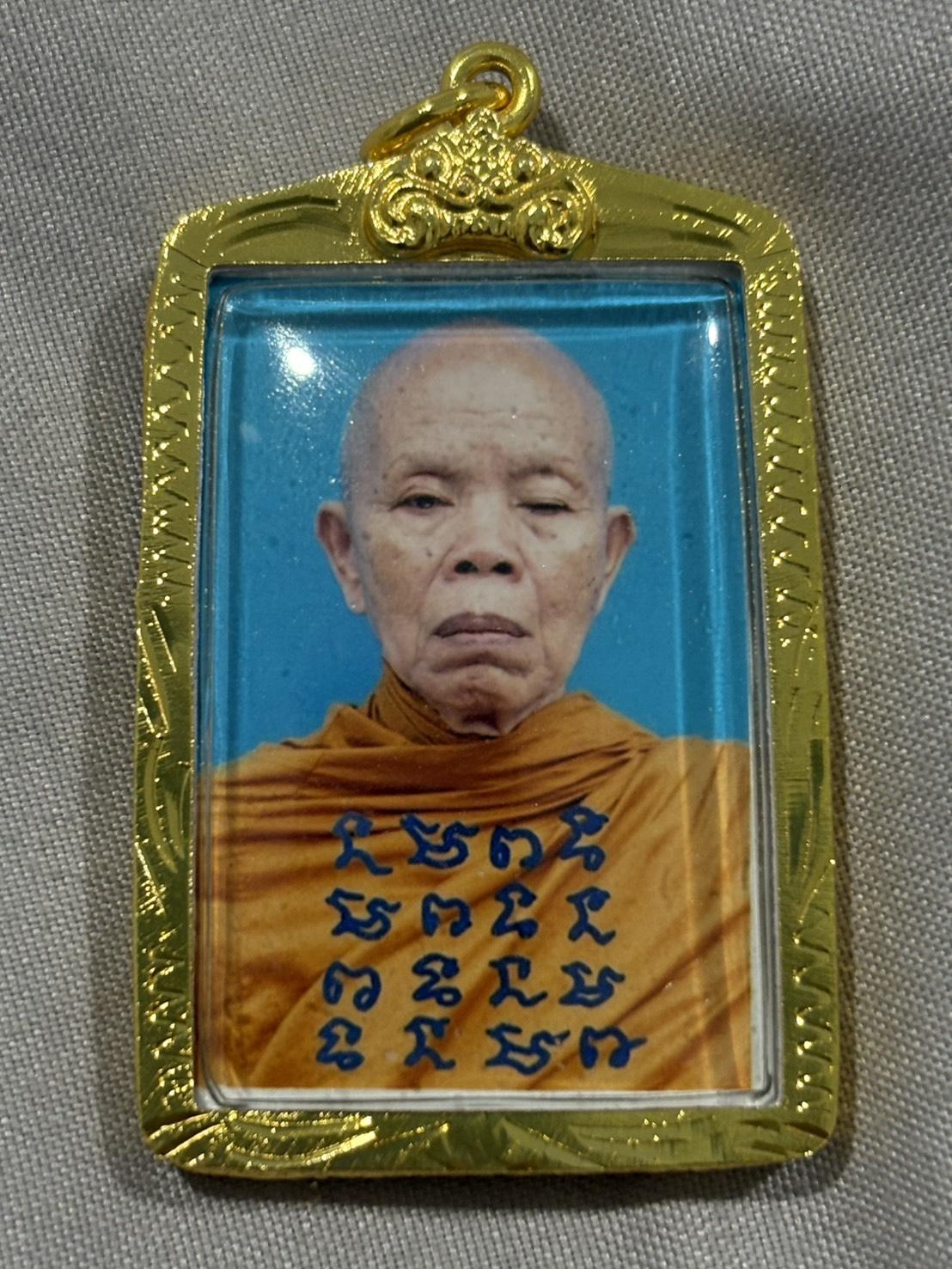 ถ่ายถาพสีหลวงพ่อคูณ วัดบ้านไร่ จ.นครราชสีมา ปี 2557 หลังตรายางวัดบ้านไร่ ติดจีวรเกษา พร้อมเลี่ยมกรอบทองทองไมครอน