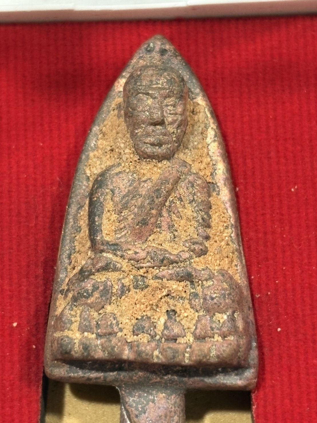 หลวงปู่ทวด หลวงพ่อรวย วัดตะโก รุ่นรวยนิรันตราย พิมพ์เตารีด เนื้อนวะโลหะ กรรมการ หล่อโบราณเทดินไทย ตัดก้านช่อ ปี 2556 จ.อยุธยา หมายเลข 196  พร้อมกล่องเดิมติดราคา