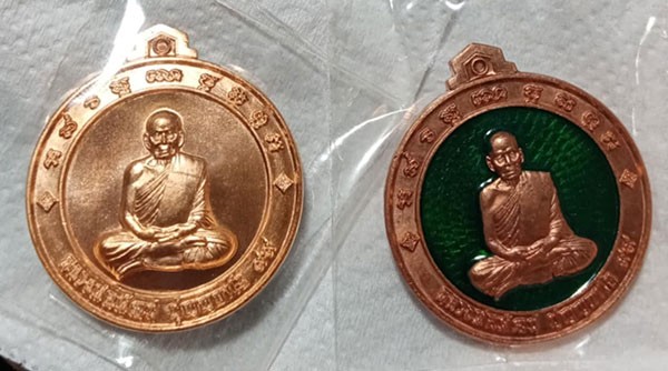 129......... เหรียญ  จี๊กโก๋ปากน้ำโพ (โดยแอ็ด คาราบาว) หลวงพ่อพัฒน์ วัดห้วยด้วน ปี  2563  พิมพ์เล็ก  เนื้อทองแดง + ทองแดงลงยา  สวยเดิม ซินเดิม กล่องเดิม