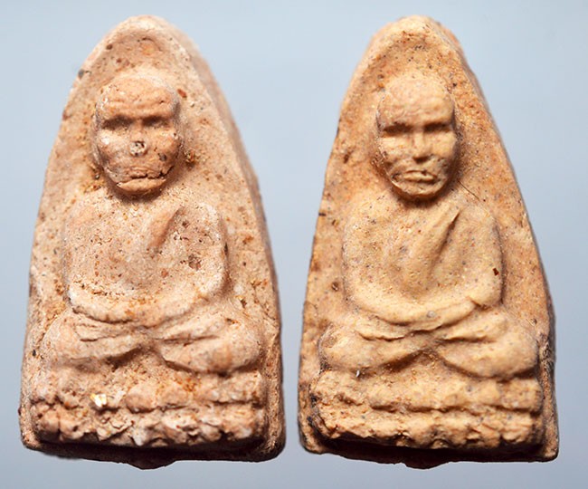 หลวงปู่ทวด เตารีด พิมพ์ใหญ่ เนื้อว่านแดง โรยผงสุวรรณมงคล ฝังข้าวสารหิน รุ่น ปาฏิหารย์ 49 วัดห้วยมงคล จ.ประจวบคีรีขันธ์ รับ 2 องค์ ใส่กล่องแทน (ทำใหม่)