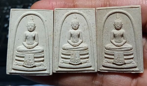 139..............วัดใจ ........พระหลวงพ่อโสธร รุ่น ญสส ปลุกเสกปี 2533 ออกวัดบวร.... (ปลุกเสก วัดบวร สมเด็จญาณ และวัดหลวงพ่อโสธร รวม 2 วาระ ) 3 องค์ สวยเดิม ๆ กล่องเดิม..123