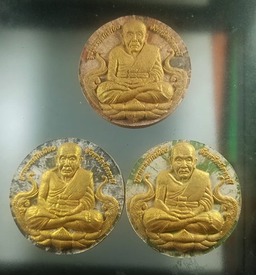 129........วัดใจ......รุ่นหลัก...... หลวงปู่ทวด จตุคามรามเทพ วัดช้างไห้ รุ่นบูรณะหลักเมืองปัตตานี พ.ศ .2550 พิมพ์ใหญ่ 5.5 ซม...///ชุดกรรมการ ปิดทอง 3 องค์ สวยเดิมกล่องเดิม....